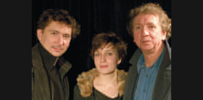 Jeanne Added invite Vincent Courtois Et John Greaves